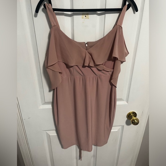 Le Chateau Pale Pink 1/2 On, 1/2 Off the shoulder Flowy dress - Picture 2 of 6